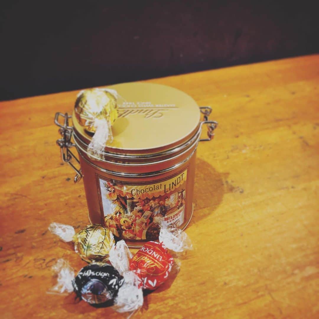 田井弘子さんのインスタグラム写真 - (田井弘子Instagram)「毎日 チョコいただいてるね12月☆  #リンツ 缶がかわいい♡  #モロゾフ #明治製菓  🍫😊✨  さて、あと半日頑張るぞ‼️」12月30日 15時36分 - hirokotai