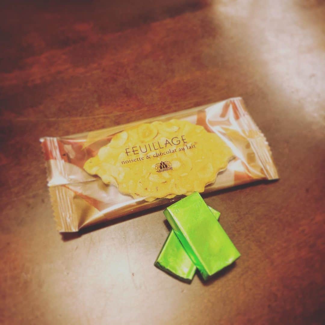 田井弘子さんのインスタグラム写真 - (田井弘子Instagram)「毎日 チョコいただいてるね12月☆  #リンツ 缶がかわいい♡  #モロゾフ #明治製菓  🍫😊✨  さて、あと半日頑張るぞ‼️」12月30日 15時36分 - hirokotai