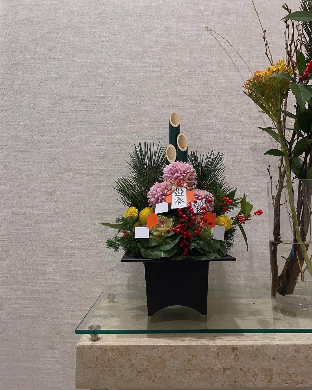 近藤千尋のインスタグラム：「玄関のお花もお正月🎍モードです💓 お正月の準備の買い出しをしたり 大掃除したり あっという間に年末✨😊 今年は実家には帰らないお正月。🏠  毎年帰ってるから不思議な感じだけど 今まで母がしていてくれたお正月準備の 大変さに気付きました。😓❤️笑  2020年、あと２日🙋‍♀️ みなさーん、 やり残したことはありませんか⁉️✨✨ 私がやり残したことは ひーぼぉくんの部屋の掃除😃笑」