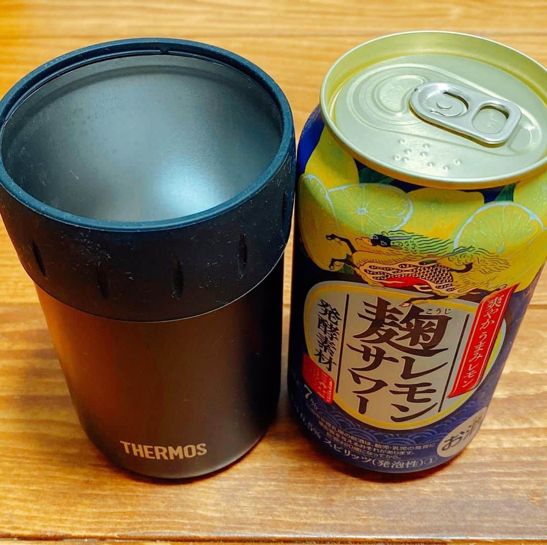 青木泰寛のインスタグラム：「【#今日の缶チューハイ 大賞2020】  今年もこの季節がやってきました。 コロナの影響により自宅で飲む機会が増えた一年  朝のゴミ捨てで大量の缶チューハイが捨ててあると『うっ！』と胃から込み上げるものがあったのも今は良い思い出です。  それでは ベスト3を発表します  あくまで 個人的なランキングです。  第3位  KIRIN やすらぐお茶割り  紅茶ハイ、ほうじ茶ハイの2種類でてるんですが ほうじ茶ハイが好きです  その名の通り やすらぎました  ストロング系の缶チューハイが多い中で アルコール度数3%で しかも、美味しい 3位に選ばせて頂きました。  これ缶チューハイなの？ という意見は あれ漫才なの？と 同じ意見だと思うので  これも缶チューハイです！  第2位 TakaRa 焼酎ハイボール 立石 宇ち多”のうめ割り風  これは再現度が高くて 飲んだ時に すげーって感動しました  言い方わるいですが お店に行かなくても楽しめる ここがポイントです。  そして、 第1位です！  KIRIN 麹レモンサワー  こちらが第1位です 純粋に美味しかった 氷入れたらより最高 揚げ物と食べても相性抜群でした  革命的な一本でした！  みなさんのランキングは どうでしょうか？」