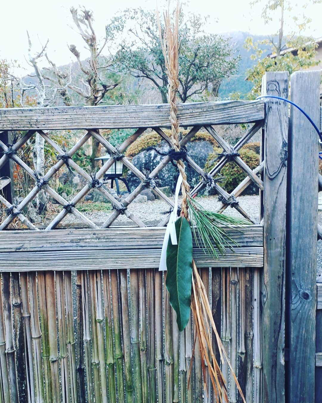 岩下尚史さんのインスタグラム写真 - (岩下尚史Instagram)「. お向こうの農家の吉野さんが、きれいに庭木の剪定をしてくださり、その帰るさに正月の飾りを結わえてくださいました。 . 青梅市の奥多摩峡谷に面する村々では、家の門に松を立てず、棒締めと称する縄を飾るそうです。 . その綯い方も家により、微妙な違いがあるのがゆかしく、なにごとも同一でないところが、文化の豊かな国柄のあらわれでしょう。 . 今年もおかげさまで、無事に暮らすことが出来、静かな心で、正月様をお迎えする支度が整いました。 . 心より、御礼を申し上げます。 . #棒締 . #青梅市 .」12月30日 15時34分 - iwashita_hisafumi