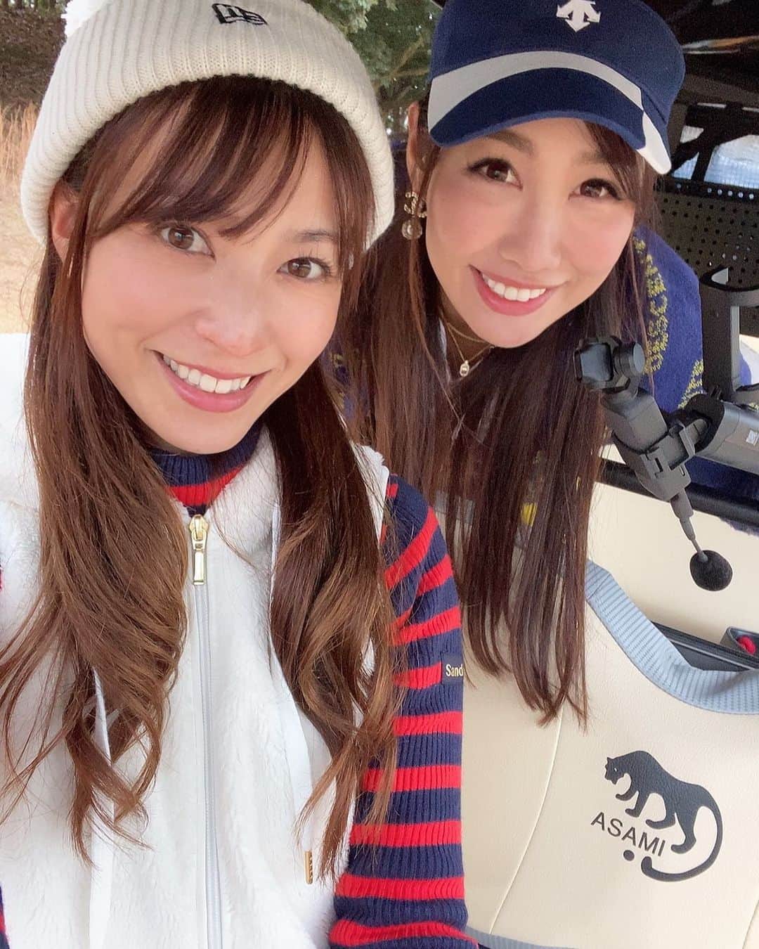 のインスタグラム：「. 昨日はゆりえちゃんと年内最後のYouTube撮影★🎥 . YouTubeのラウンド撮影初っ端もゆりえちゃんで始まり、ゆりえちゃんで終わる💡 . 今回はゆりえちゃんがやりたい！と提案してくれた企画でとても楽しかった💛😆 . 来年の配信楽しみにしててください❣️☺️ . そして今年の打ち納めでもありました🏌️‍♀️ . 毎年、年末年始は沖縄でラウンドしてたけど今年は断念😥 実家も帰らないのでお正月は自宅でゆっくり🍊 . . 大晦日の明日は13時にYouTube LIVEやります❣️ お時間ある方は覗きにきてね😆🧡 . . . #golf #YouTube #ゴルフななちゃんねる #撮影 #浅見ゴルフクラブ #年内最後の #ラウンド #打ち納めゴルフ」