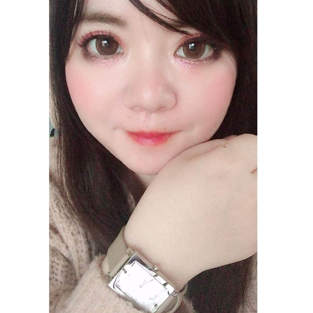 hoshizaki eriさんのインスタグラム写真 - (hoshizaki eriInstagram)「. @nomonday_jp のお気に入り時計⌚️ シンプルで付けやすいよ❣️ どんな場所にも付けていけるし 大人っぽく見えてお気に入りです♥ . クーポンコード eriiilo215 で、全品10％オフになるので ぜひ使ってみてね❣️✨🐰 . また明日バッグも紹介します♥ . .  #ノーマンデー #時計 #腕時計 #nomonday #手元倶楽部 #手元コーデ #watches #大人ウォッチ  #happyweekend #pleaselikeit #likebackalways #followme #present #followback #相互フォロー #PR #pinkpinkpink💕 #大人コーデ #手元オシャレ #ootd #스타일 #패션스타그램 #맞팔 #팔로미」12月30日 15時38分 - eriiinyan17