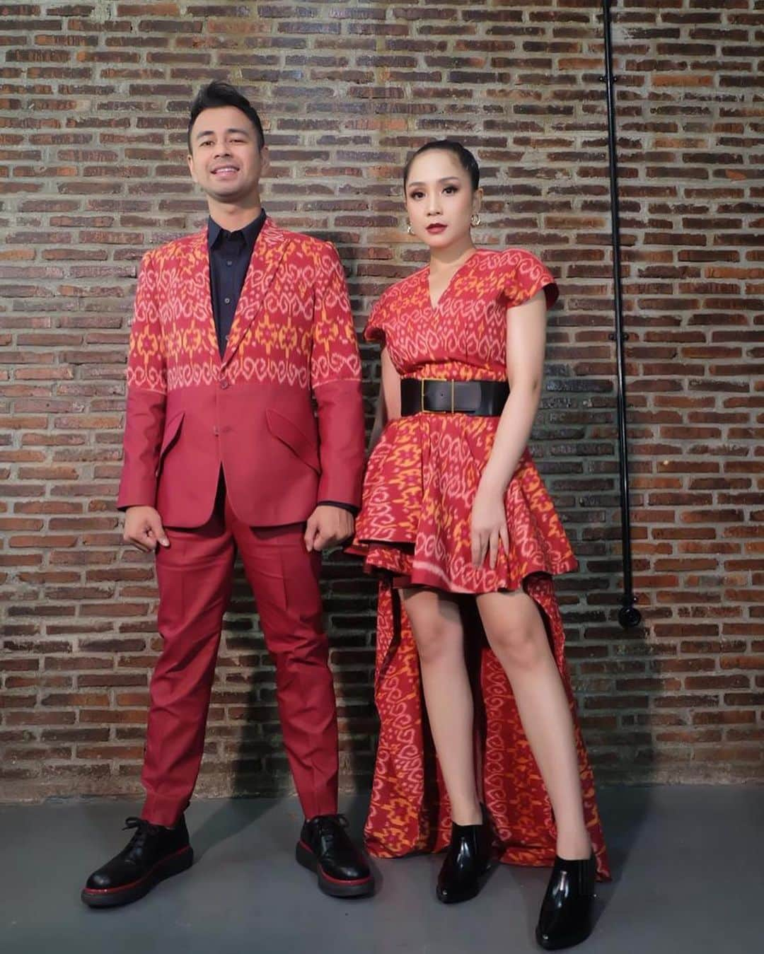 Raffi Ahmadさんのインスタグラム写真 - (Raffi AhmadInstagram)「Konser thank god I’m indonesia 🇮🇩 ❤️ Outfit costum made In @satustudios by @shabura Styled @wanda_haraa #wandaharaaproject  Makeup @slamwiyono Hairdo @ranggayusuf」12月30日 15時40分 - raffinagita1717