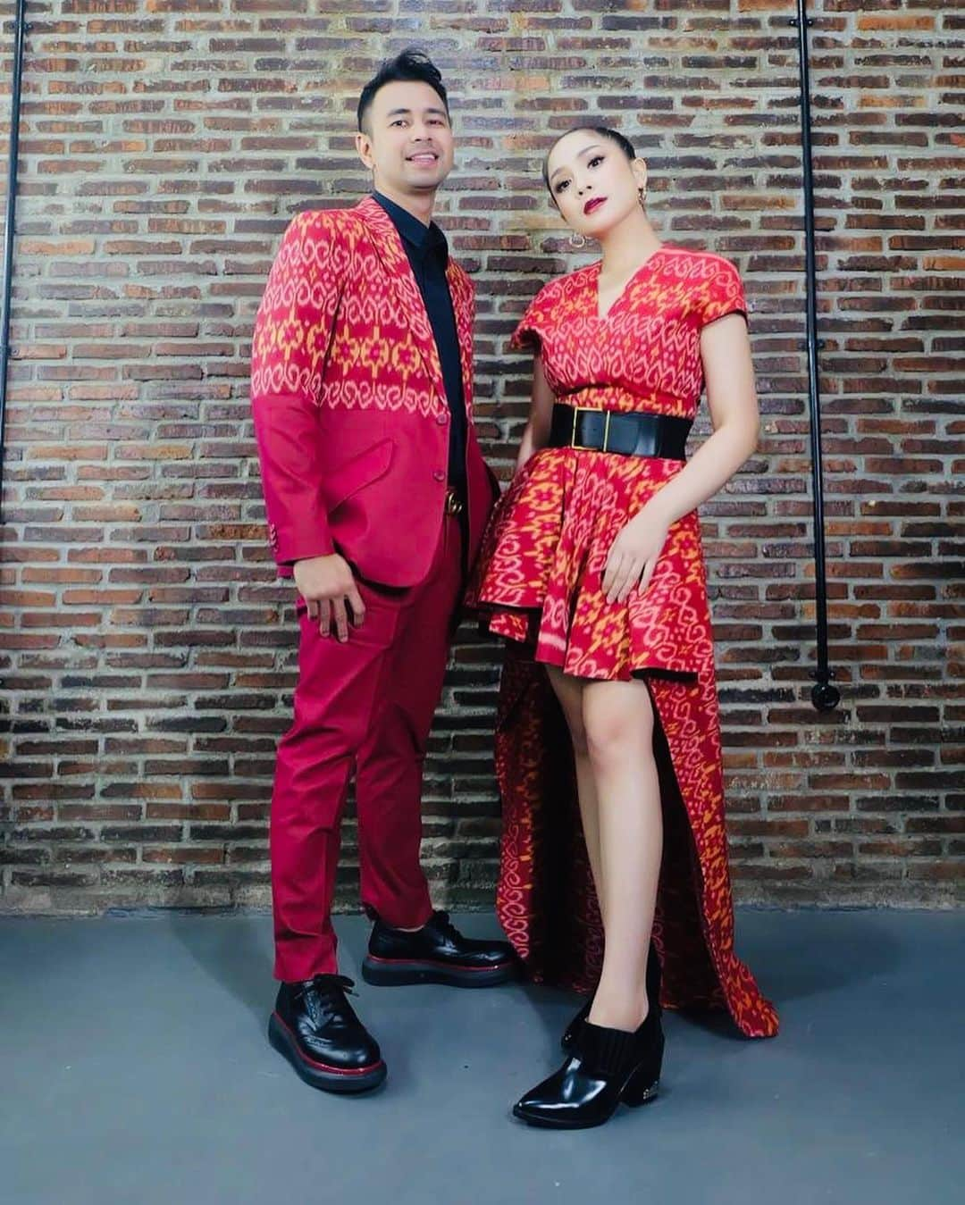 Raffi Ahmadさんのインスタグラム写真 - (Raffi AhmadInstagram)「Konser thank god I’m indonesia 🇮🇩 ❤️ Outfit costum made In @satustudios by @shabura Styled @wanda_haraa #wandaharaaproject  Makeup @slamwiyono Hairdo @ranggayusuf」12月30日 15時40分 - raffinagita1717