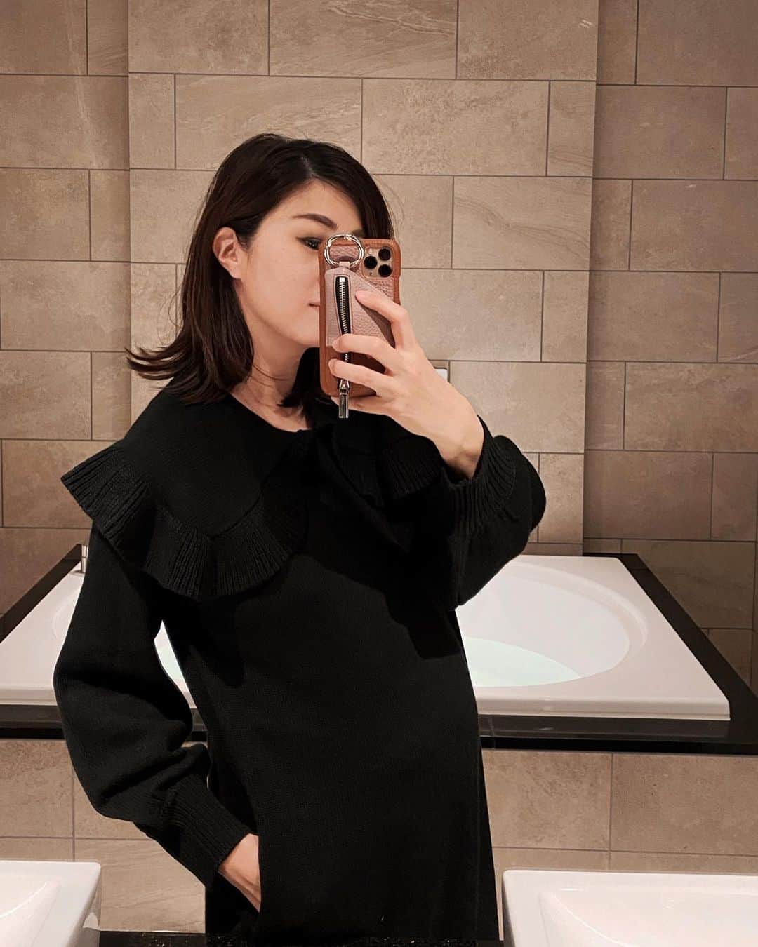 urakoのインスタグラム：「. 🤰🖤 . @unminouofficial  楽しみにしていたニットドレス 妊婦でも着れて 着心地も良くて暖かくて めちゃくちゃ可愛い😍❤️ 沢山着よ〜 . 2枚目は 🤰お腹ぽこり写真 そういえば2人目の妊婦写真 全く撮ってないなと思って記念に🤳 今は妊娠8ヵ月だけど 5.6ヵ月の頃からすでにこの大きさで 早いうちからお腹おっきくなるタイプ？みたい🙄💭 . . 最近よく聞かれる iPhone caseは もう何個目か分からないくらい愛用している @ajew_official のものです。 使いやすくてずーっと使ってます☺️ . . #unminou  #ajew  #urako_maternitylife  #妊娠8ヶ月  #🤰」