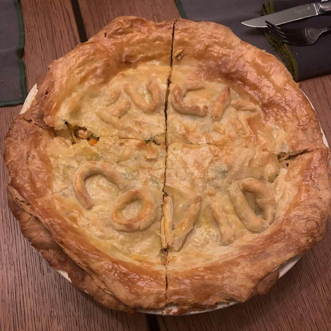 キャサリン・メーニッヒのインスタグラム：「A covid era chicken birthday pie」