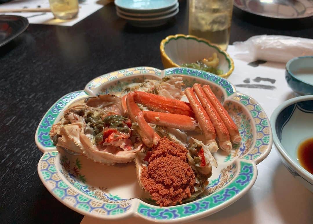 RUBYのインスタグラム：「長くからお世話になっている山本屋でカニさんを🦀  とにかく蟹料理しか出ない店です！ 野菜は出ないです！  しいてあるならお刺身と雑炊です！ それ以外は蟹しかありません！  生蟹 蒸し蟹 茹で蟹 焼蟹 新鮮な蟹のオンパレード🦀  GO TO EATも使えるみたい☝🏼💡  #蟹 #蟹料理」