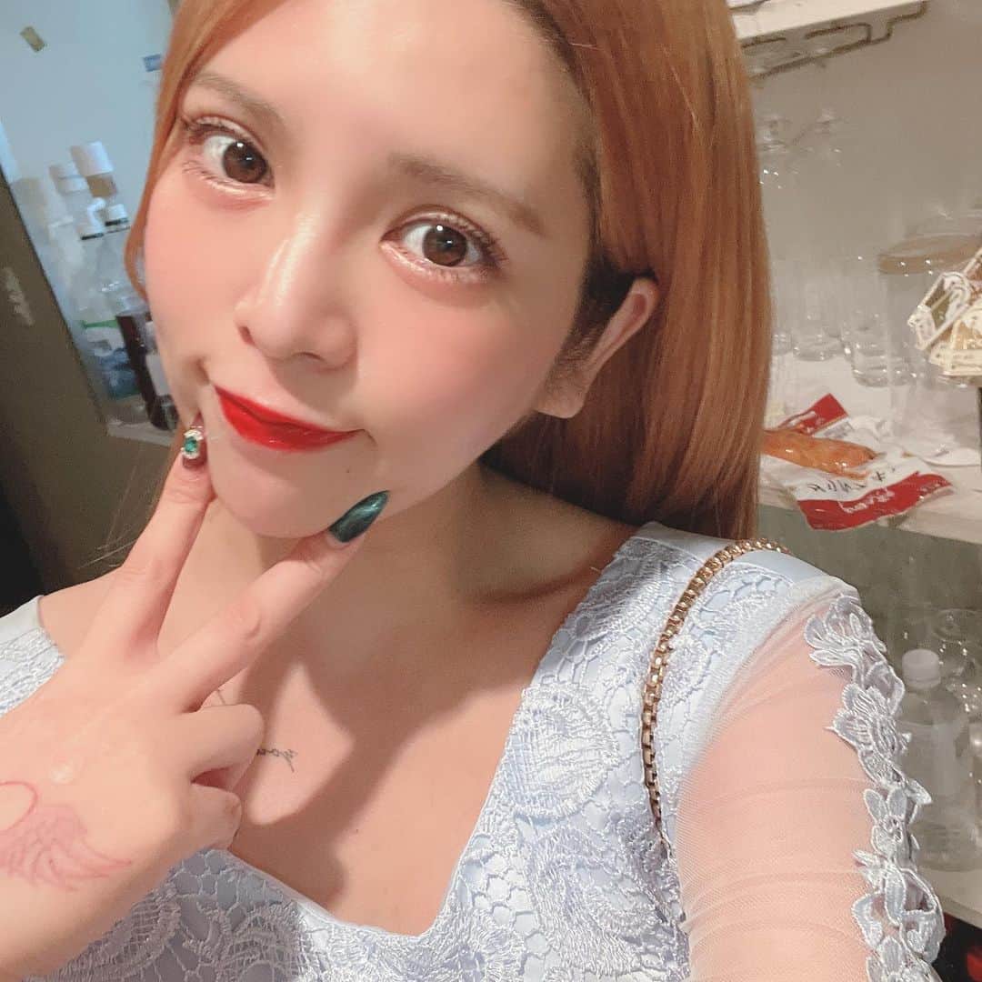 坂口杏里のインスタグラム：「坂口出勤しました💕 年内最後のclub  SLOW🥰  楽しみましょー🥺😊 坂口lastまでいます💁‍♀️✨  club  SLOW 新宿区歌舞伎町1-9-6 三経32ビル3F 0332008522  何かあればお店へお問い合わせ下さい❤️」