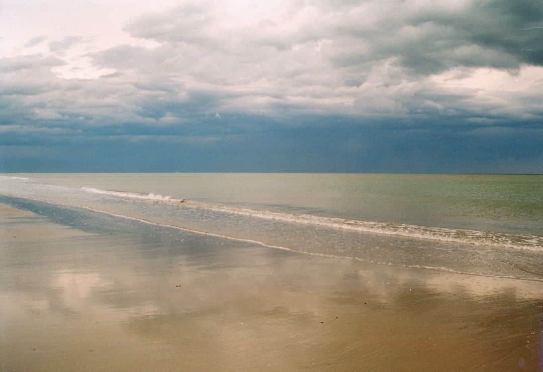 のインスタグラム：「Il mare della riviera Adriatica in inverno! 🏖  Foto del libro Dividirimini di Marco Morosini  #marcomorosini #bademeister #bagnino #brandinatheoriginal #borsebrandina #brandinaborse #brandina #sempreinvacanza #alwaysonholiday #alwaysonvacation #borsetessuto #borse #borsa #borsadonna #borsemare #borsamare #borsefirmate #borseartigianali #accessoridonna #modaitaliana #madeinitaly #artexhibition #exhibition #exhibitiondesign #installation #contemporaryart #contemporaryartist」