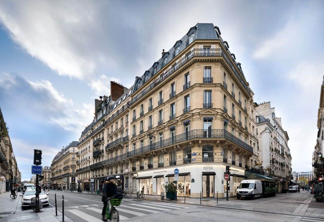 のインスタグラム：「Découvrez notre nouvelle boutique au coeur de Paris : un espace de près de 100m2 où vous pourrez retrouver toute notre collection, découvrir l’espace shaker 1+1=3 et bénéficier d’une expérience client unique et personnalisée. C’est au 33 rue Étienne Marcel dans le 1er arrondissement. On vous y attend 😊  #princessetamtam #opening #newstore #nouvelleboutique」