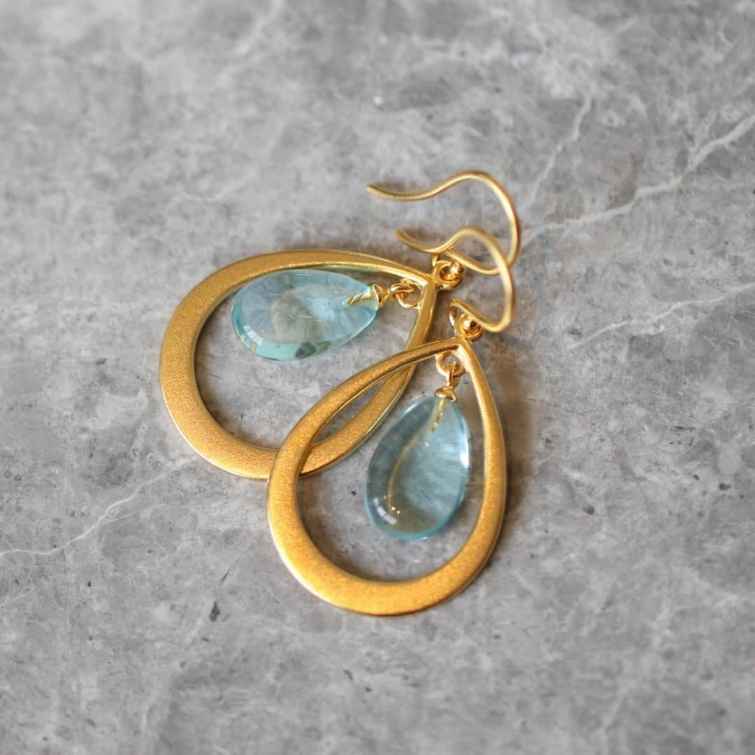 ジュリーサンドラゥさんのインスタグラム写真 - (ジュリーサンドラゥInstagram)「Prime Droplets 💧 ⠀⠀⠀⠀⠀⠀⠀⠀⠀ ⠀⠀⠀⠀⠀⠀⠀⠀⠀ ⠀⠀⠀⠀⠀⠀⠀⠀⠀ #juliesandlau #juliesandlaujewelry #jewelry #prime #droplet #blue #aqua #gold #inspiration #styling」12月30日 16時00分 - juliesandlau