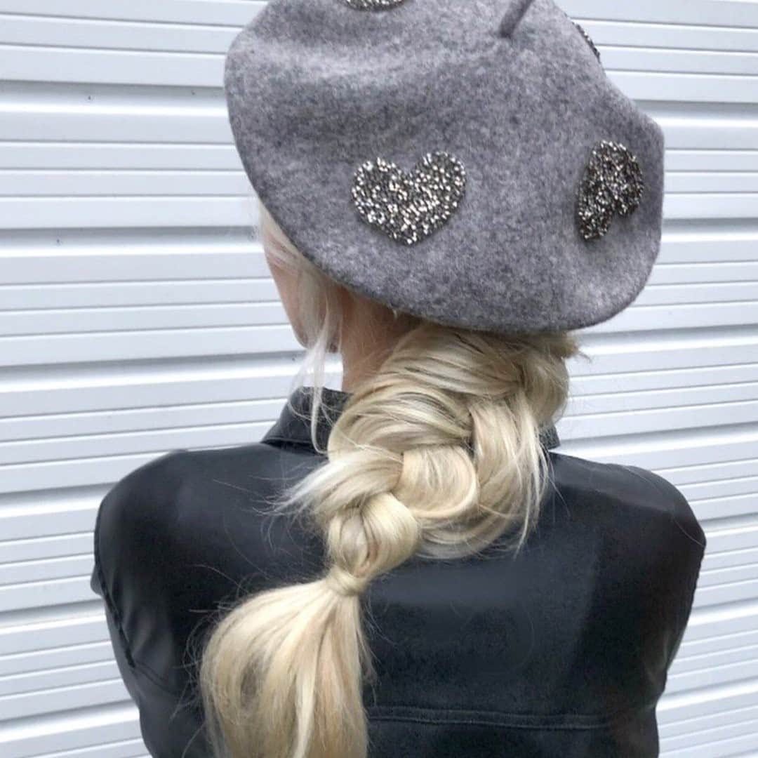 アクセサライズのインスタグラム：「Beret nice ... one of our fave 2020 shows inspired this look 🥖🇫🇷   📷 : @michaelgrayhair  Tap the link in our bio to shop #Accessorize #Accessorizer」