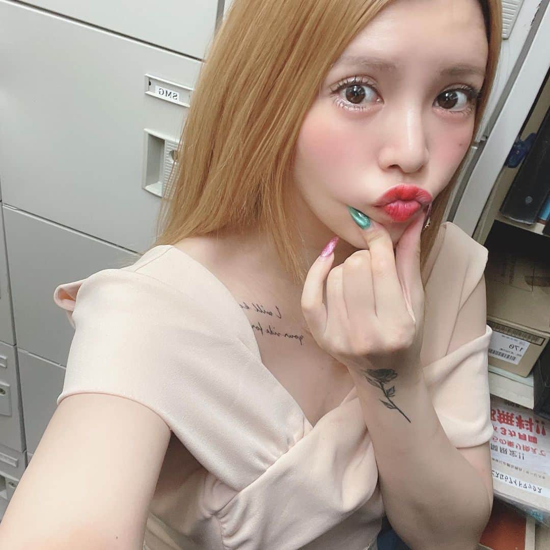 坂口杏里のインスタグラム：「本日12/30で club  SLOW年内終わりです😊☀️ ちょうど今日で 入店1週間！ 毎日充実してました。 最初はBARと掛け持ちで BARが27日で年内おわりで そこからSLOWに専念して どうしたらお客様呼べるか 楽しんで笑顔で帰っていただけるか凄く考えて 毎日悩み模索してました。 そんな今日も楽しみ頑張ります🥰✨」