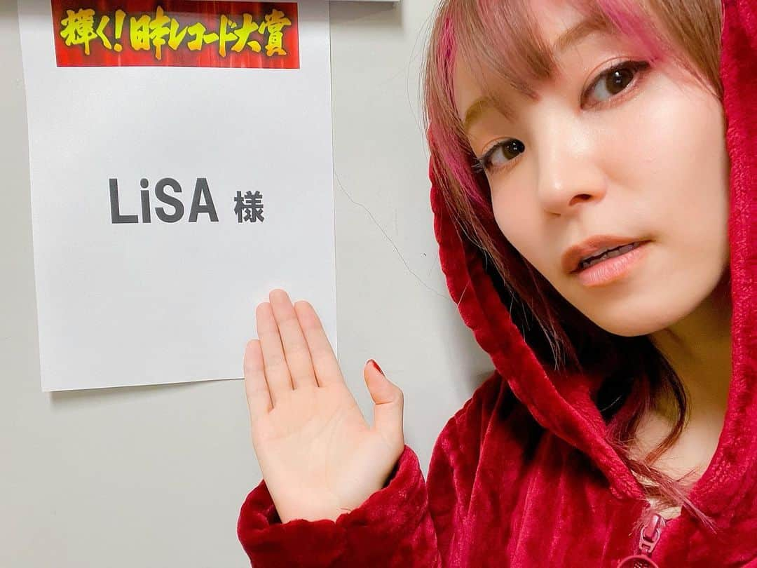 LiSAさんのインスタグラム写真 - (LiSAInstagram)「2020年あと２日☻ 今日は17:30-22:00TBSにて放送の番組「第62回 輝く！日本レコード大賞」にて今年の優秀作品賞を受賞した「炎」を歌わせていただきます。初めてのレコ大。緊張する。パワーくださいーーー！🙌 よろしくお願いします！  #レコ大　#炎　#日本レコード第　#鬼滅の刃」12月30日 16時20分 - xlisa_olivex