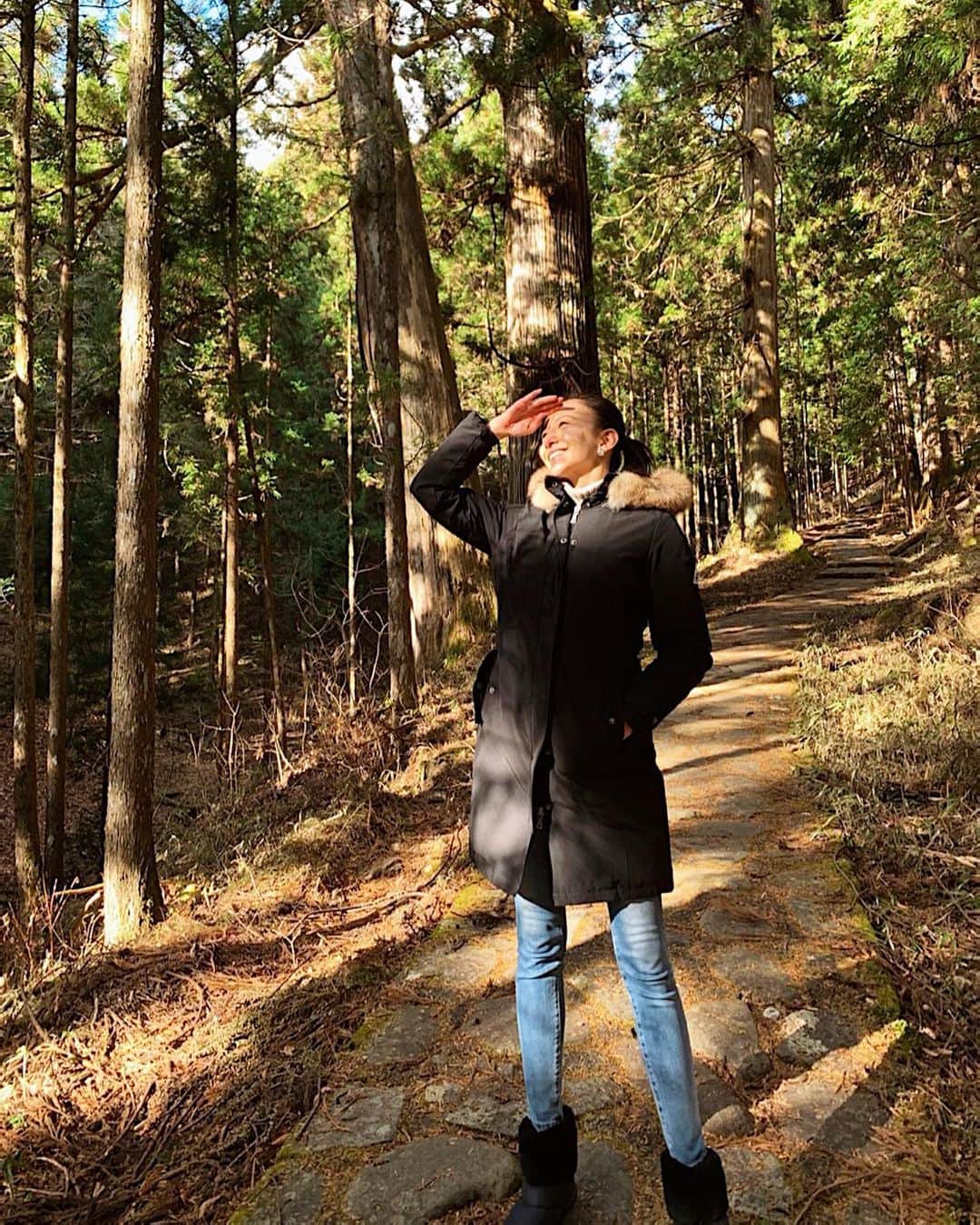 大出千尋のインスタグラム：「. 日光の森で森林浴🌲💫🌲 . @capeheights のダウン、とても暖かくて着ていって大正解でした💛 . #capeheights  #ケープハイツ #ダウン」