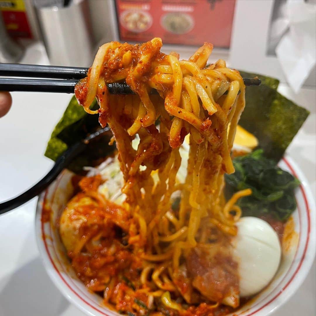 rasuさんのインスタグラム写真 - (rasuInstagram)「蒙古タンメン中本川崎店 北極やさいシャキシャキ 10倍麺半分 北極味玉ゆでたまごネギほうれん草海苔  今年間違いなく1番食べに行ったお店  今日のも美味しかった… ゴリゴリ唐辛子多くてどろりんちょうんめっ 海苔に巻いてビールで最高だし…  この赤い唐辛子をガンガン濃くしてほんのり苦くもガンガン辛いのも好きだし 小野寺さんの元ダレも増して辛いも旨味も塩分もバランス良くなったのも好きだし  来年もまた食べに行かないと٩( ᐛ )و これで完全に今年のラーメン納め！  ごちそうさまでした！  #蒙古タンメン中本 #蒙古タンメン中本川崎店 #ラーメン #旨辛」12月30日 16時13分 - rashu_eat