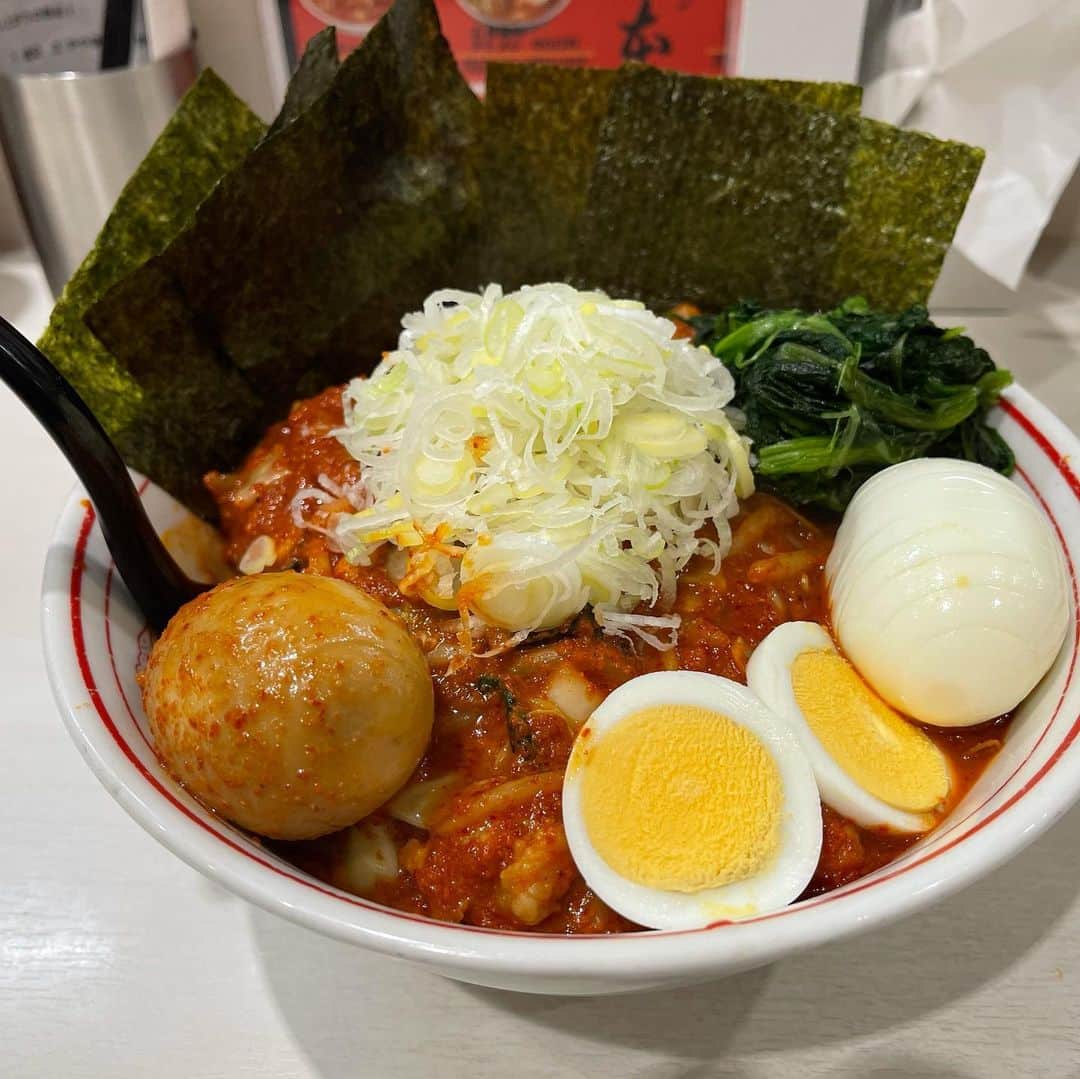 rasuさんのインスタグラム写真 - (rasuInstagram)「蒙古タンメン中本川崎店 北極やさいシャキシャキ 10倍麺半分 北極味玉ゆでたまごネギほうれん草海苔  今年間違いなく1番食べに行ったお店  今日のも美味しかった… ゴリゴリ唐辛子多くてどろりんちょうんめっ 海苔に巻いてビールで最高だし…  この赤い唐辛子をガンガン濃くしてほんのり苦くもガンガン辛いのも好きだし 小野寺さんの元ダレも増して辛いも旨味も塩分もバランス良くなったのも好きだし  来年もまた食べに行かないと٩( ᐛ )و これで完全に今年のラーメン納め！  ごちそうさまでした！  #蒙古タンメン中本 #蒙古タンメン中本川崎店 #ラーメン #旨辛」12月30日 16時13分 - rashu_eat
