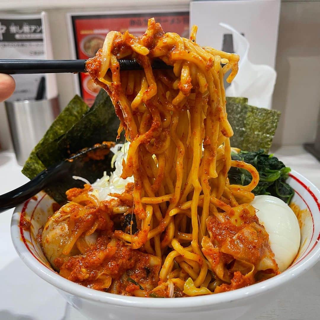 rasuさんのインスタグラム写真 - (rasuInstagram)「蒙古タンメン中本川崎店 北極やさいシャキシャキ 10倍麺半分 北極味玉ゆでたまごネギほうれん草海苔  今年間違いなく1番食べに行ったお店  今日のも美味しかった… ゴリゴリ唐辛子多くてどろりんちょうんめっ 海苔に巻いてビールで最高だし…  この赤い唐辛子をガンガン濃くしてほんのり苦くもガンガン辛いのも好きだし 小野寺さんの元ダレも増して辛いも旨味も塩分もバランス良くなったのも好きだし  来年もまた食べに行かないと٩( ᐛ )و これで完全に今年のラーメン納め！  ごちそうさまでした！  #蒙古タンメン中本 #蒙古タンメン中本川崎店 #ラーメン #旨辛」12月30日 16時13分 - rashu_eat