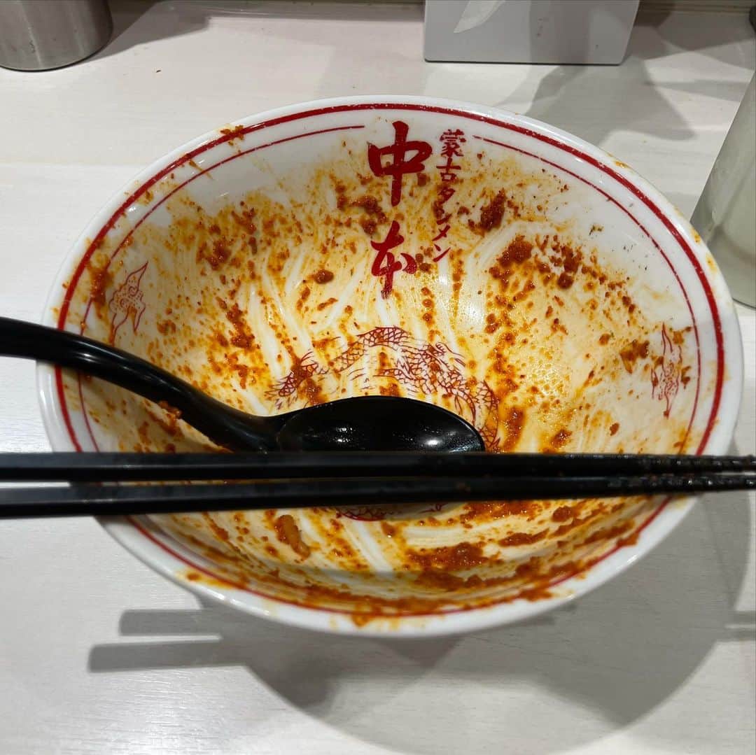 rasuさんのインスタグラム写真 - (rasuInstagram)「蒙古タンメン中本川崎店 北極やさいシャキシャキ 10倍麺半分 北極味玉ゆでたまごネギほうれん草海苔  今年間違いなく1番食べに行ったお店  今日のも美味しかった… ゴリゴリ唐辛子多くてどろりんちょうんめっ 海苔に巻いてビールで最高だし…  この赤い唐辛子をガンガン濃くしてほんのり苦くもガンガン辛いのも好きだし 小野寺さんの元ダレも増して辛いも旨味も塩分もバランス良くなったのも好きだし  来年もまた食べに行かないと٩( ᐛ )و これで完全に今年のラーメン納め！  ごちそうさまでした！  #蒙古タンメン中本 #蒙古タンメン中本川崎店 #ラーメン #旨辛」12月30日 16時13分 - rashu_eat