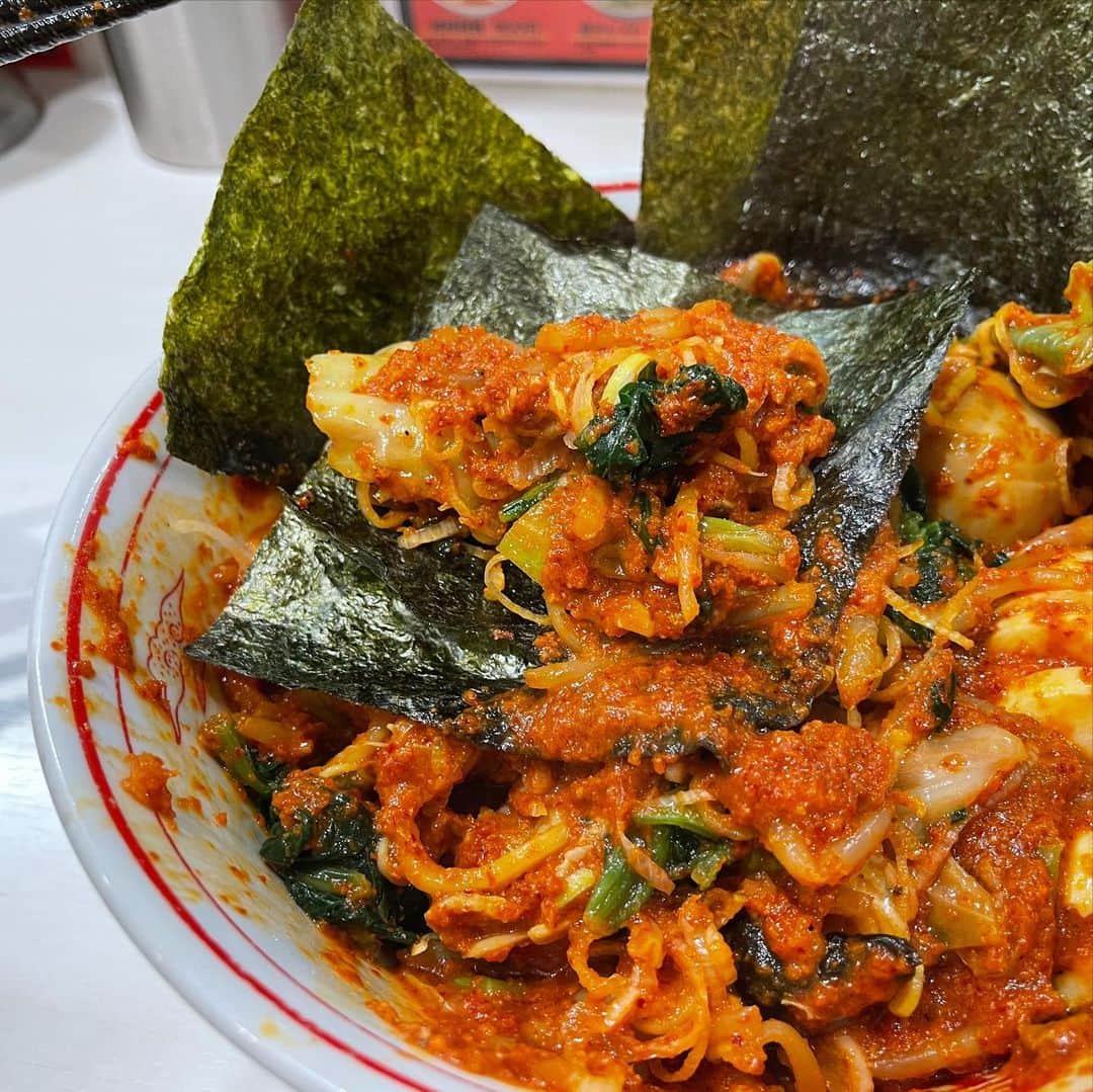 rasuさんのインスタグラム写真 - (rasuInstagram)「蒙古タンメン中本川崎店 北極やさいシャキシャキ 10倍麺半分 北極味玉ゆでたまごネギほうれん草海苔  今年間違いなく1番食べに行ったお店  今日のも美味しかった… ゴリゴリ唐辛子多くてどろりんちょうんめっ 海苔に巻いてビールで最高だし…  この赤い唐辛子をガンガン濃くしてほんのり苦くもガンガン辛いのも好きだし 小野寺さんの元ダレも増して辛いも旨味も塩分もバランス良くなったのも好きだし  来年もまた食べに行かないと٩( ᐛ )و これで完全に今年のラーメン納め！  ごちそうさまでした！  #蒙古タンメン中本 #蒙古タンメン中本川崎店 #ラーメン #旨辛」12月30日 16時13分 - rashu_eat