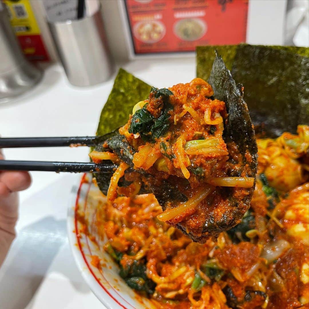 rasuさんのインスタグラム写真 - (rasuInstagram)「蒙古タンメン中本川崎店 北極やさいシャキシャキ 10倍麺半分 北極味玉ゆでたまごネギほうれん草海苔  今年間違いなく1番食べに行ったお店  今日のも美味しかった… ゴリゴリ唐辛子多くてどろりんちょうんめっ 海苔に巻いてビールで最高だし…  この赤い唐辛子をガンガン濃くしてほんのり苦くもガンガン辛いのも好きだし 小野寺さんの元ダレも増して辛いも旨味も塩分もバランス良くなったのも好きだし  来年もまた食べに行かないと٩( ᐛ )و これで完全に今年のラーメン納め！  ごちそうさまでした！  #蒙古タンメン中本 #蒙古タンメン中本川崎店 #ラーメン #旨辛」12月30日 16時13分 - rashu_eat