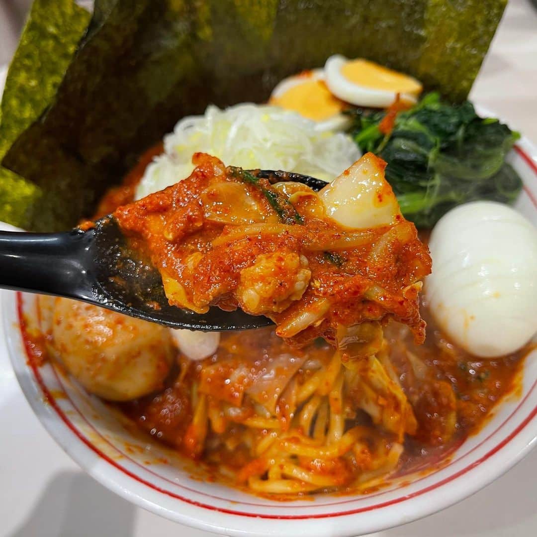 rasuさんのインスタグラム写真 - (rasuInstagram)「蒙古タンメン中本川崎店 北極やさいシャキシャキ 10倍麺半分 北極味玉ゆでたまごネギほうれん草海苔  今年間違いなく1番食べに行ったお店  今日のも美味しかった… ゴリゴリ唐辛子多くてどろりんちょうんめっ 海苔に巻いてビールで最高だし…  この赤い唐辛子をガンガン濃くしてほんのり苦くもガンガン辛いのも好きだし 小野寺さんの元ダレも増して辛いも旨味も塩分もバランス良くなったのも好きだし  来年もまた食べに行かないと٩( ᐛ )و これで完全に今年のラーメン納め！  ごちそうさまでした！  #蒙古タンメン中本 #蒙古タンメン中本川崎店 #ラーメン #旨辛」12月30日 16時13分 - rashu_eat