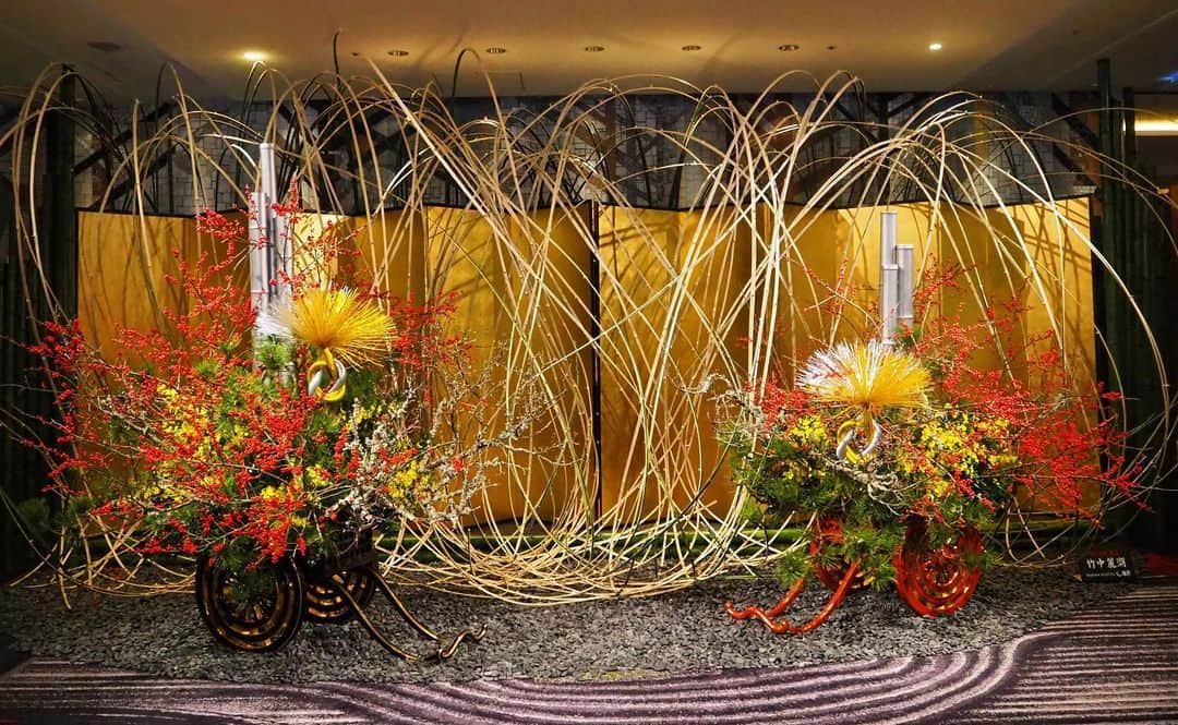 ホテル ニューオータニさんのインスタグラム写真 - (ホテル ニューオータニInstagram)「ホテルの1階エントランスには、来たる2021年への期待と願いを込めた、草月流 竹中麗湖氏による作品が飾られています。﻿ @ikebana.sogetsu  ﻿ Oshogatsu Ikebana work(Japanese style New Years arrangement) by Reiko Takenaka, Sogetsu-Ryu(a school of Japanese floral art) . @hotelnewotanitokyo」12月30日 16時14分 - hotelnewotanitokyo