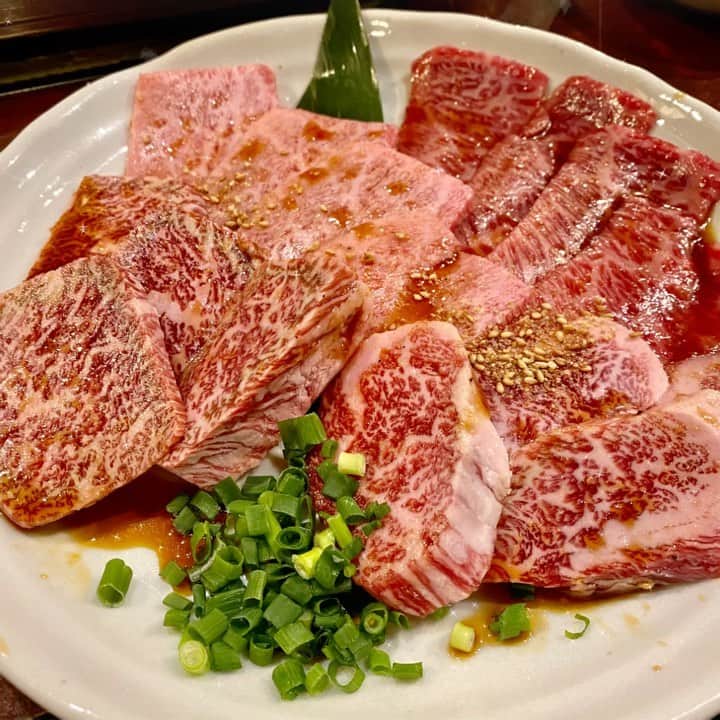 澤田修のインスタグラム：「今年の肉納めは『焼肉いたみ』。来年は丑年、健康に留意しつつ良い肉巡りができますように…。」