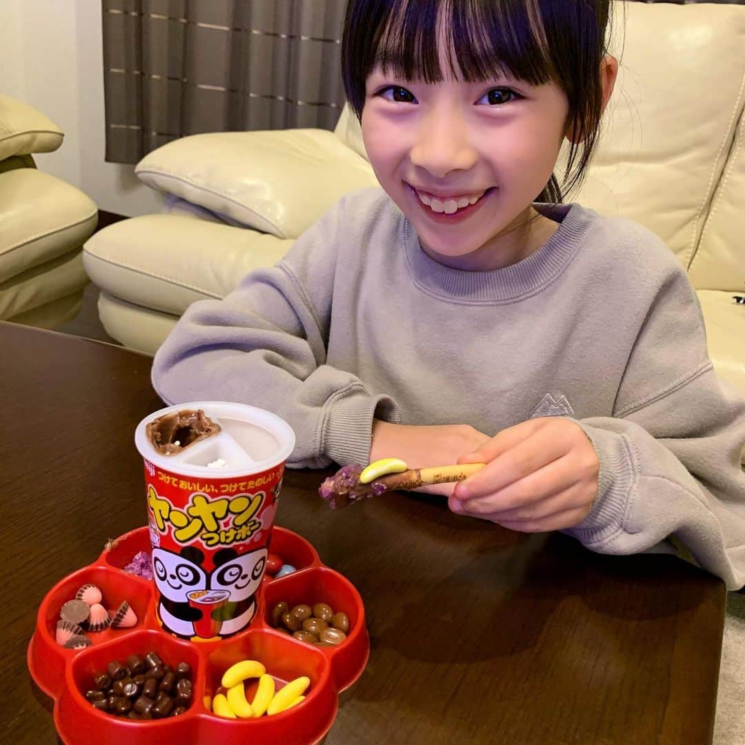 Akiさんのインスタグラム写真 - (AkiInstagram)「12/30 ・  @rurirura_c にもらった ヤンヤンつけボーのパーティーセット🎉 ・ ・ 口の中で弾けるキャンディーに 大興奮する娘の姿が3枚目です👧🏻 ・ 何これ初めて…！ みたいな顔してますけど パチパチキャンディー初めてじゃないです🍭← ・ ・ 2020年 ・ 義実家同居の開始 娘の転校 ・ 環境の変化がとても大きかった1年でした🐭 ・ ・ いつも いいねやコメントをくれる皆様 本当にありがとう😌🙏 ・ 2021年 素敵な年になりますように ・ ・ 良いお年をお迎えください🐄❤️ ・ ・ ・ ・ #8歳#インスタキッズ#キッズコーデ#キッズファッション#仙台ママ#小2#JSガール#小学生#娘#こどものいる暮らし#JS2#kidsfashion#kjp_ootd#오오티디#코디#데일리룩#패션#옷스타그램」12月30日 16時18分 - mas_0504