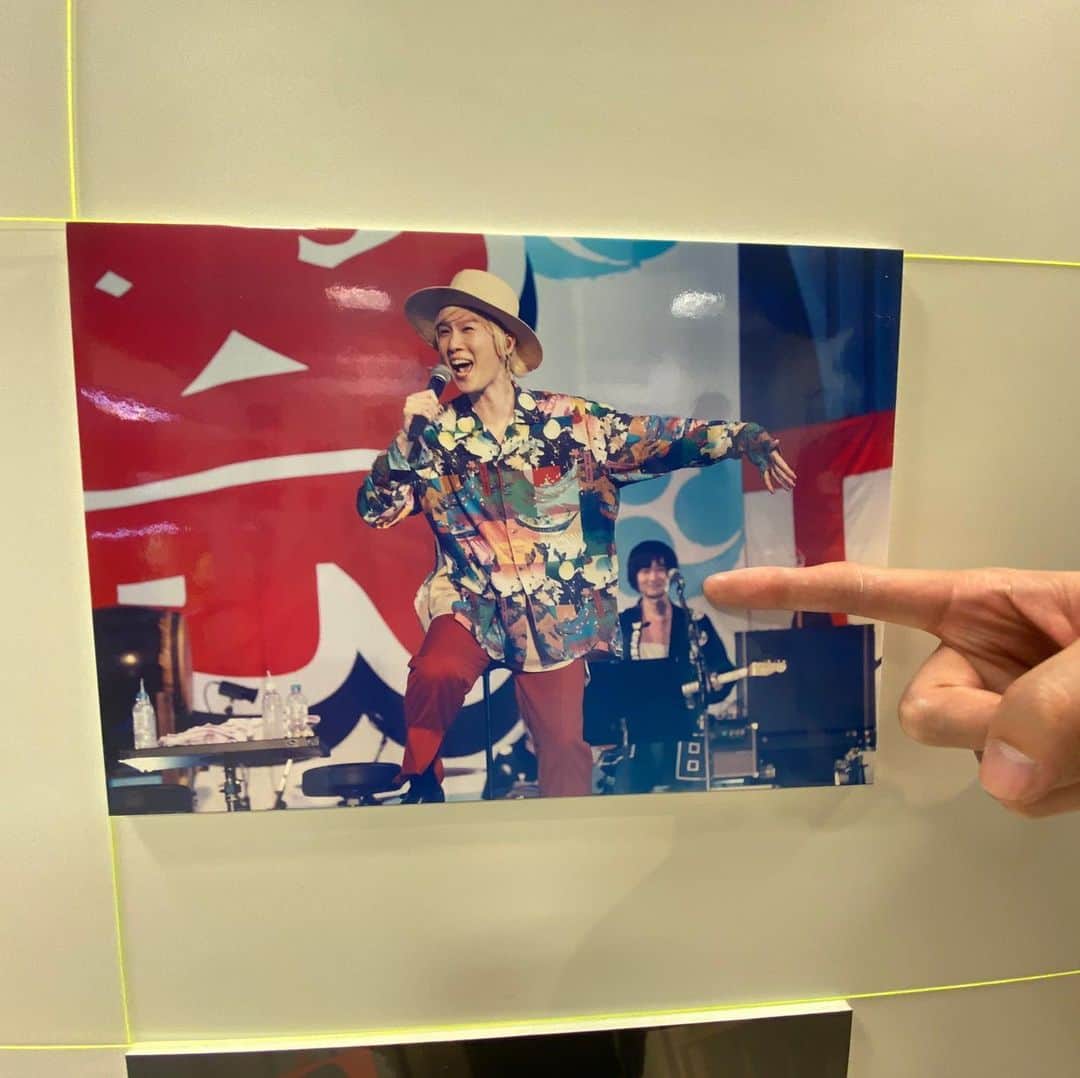山田義孝のインスタグラム：「🙆🏼‍♂️🙆🏼‍♂️🙆🏼‍♂️ 渋谷マルイにて開催中の 吉田山田展2020-2021渋谷 ライブ写真が展示してあるのですが 中でも僕のお気に入り写真を一枚✌︎ あんまり笑わないギターのまこっちゃんが薄っすらと微笑んで見守ってくれている写真です。 覚えてないけどきっと大爆笑ギャグをかましている瞬間だと思います。。。 1月6日まで開催しているので 来られる方は是非！ いつかは全国のマルイさんで 吉田山田展tourを出来たらと目論んでいますので今回来れない方も楽しみに待っててくださいね⚡️😆」