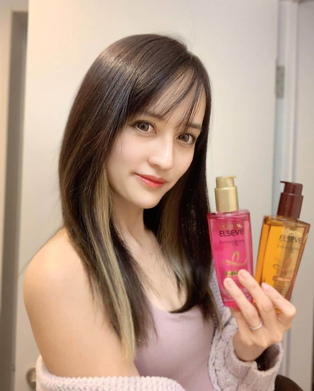 奥山絵里奈さんのインスタグラム写真 - (奥山絵里奈Instagram)「大体ストレートヘアの私です😌  乾燥が酷いのでドライヤー前と後のヘアトリートメントは必須！  最近髪を乾かす前後に使っているのがこのロレアルパリの2種類❤️  髪を乾かす前はオレンジ色のエクストラオーディナリー オイル エクストラ リッチ フィニッシュ　🧡  ダメージヘアやパサつきが酷い髪にいいみたいで、ハイトーンやハイライトを入れて痛んでいる私の髪になかなか良いです！ かなりしっとり纏まる！  そしてお出かけ前に使っているのが  ピンク色のエクストラオーディナリー オイル エクラアンペリアル 艶髪オイル　💓  薔薇の香りで女性らしい香り💕 髪の艶がかなり出るタイプのヘアオイルです！ 髪が艶々に見えます💓  コスパも良くて使いやすいですよ😉  #ロレアルパリヘアオイル #ロレアルパリ #ヘアオイル #ヘアケア #エクストラオーディナリーオイル #cchan_girls #lemonsquare🍋 #美髪 #ヘアケア #ダメージヘアケア  #髪の艶 #サラサラヘアー  #ハイライトカラー  #ハイトーンカラー  #ストレートヘア   @cchannel_girls @cchannel_lemonsquare さんからご提供いただきました！」12月30日 16時22分 - erinaokuyama