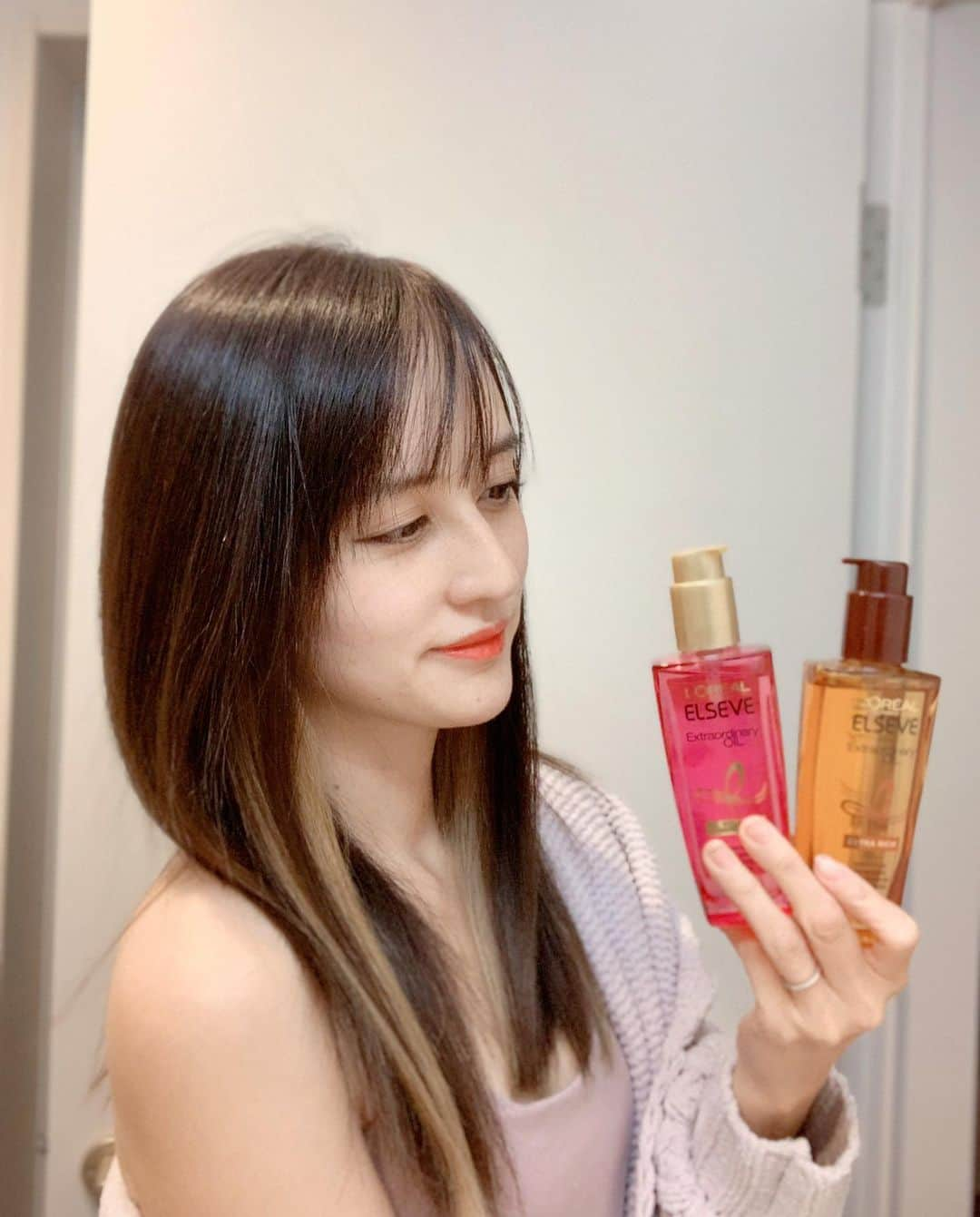 奥山絵里奈さんのインスタグラム写真 - (奥山絵里奈Instagram)「大体ストレートヘアの私です😌  乾燥が酷いのでドライヤー前と後のヘアトリートメントは必須！  最近髪を乾かす前後に使っているのがこのロレアルパリの2種類❤️  髪を乾かす前はオレンジ色のエクストラオーディナリー オイル エクストラ リッチ フィニッシュ　🧡  ダメージヘアやパサつきが酷い髪にいいみたいで、ハイトーンやハイライトを入れて痛んでいる私の髪になかなか良いです！ かなりしっとり纏まる！  そしてお出かけ前に使っているのが  ピンク色のエクストラオーディナリー オイル エクラアンペリアル 艶髪オイル　💓  薔薇の香りで女性らしい香り💕 髪の艶がかなり出るタイプのヘアオイルです！ 髪が艶々に見えます💓  コスパも良くて使いやすいですよ😉  #ロレアルパリヘアオイル #ロレアルパリ #ヘアオイル #ヘアケア #エクストラオーディナリーオイル #cchan_girls #lemonsquare🍋 #美髪 #ヘアケア #ダメージヘアケア  #髪の艶 #サラサラヘアー  #ハイライトカラー  #ハイトーンカラー  #ストレートヘア   @cchannel_girls @cchannel_lemonsquare さんからご提供いただきました！」12月30日 16時22分 - erinaokuyama