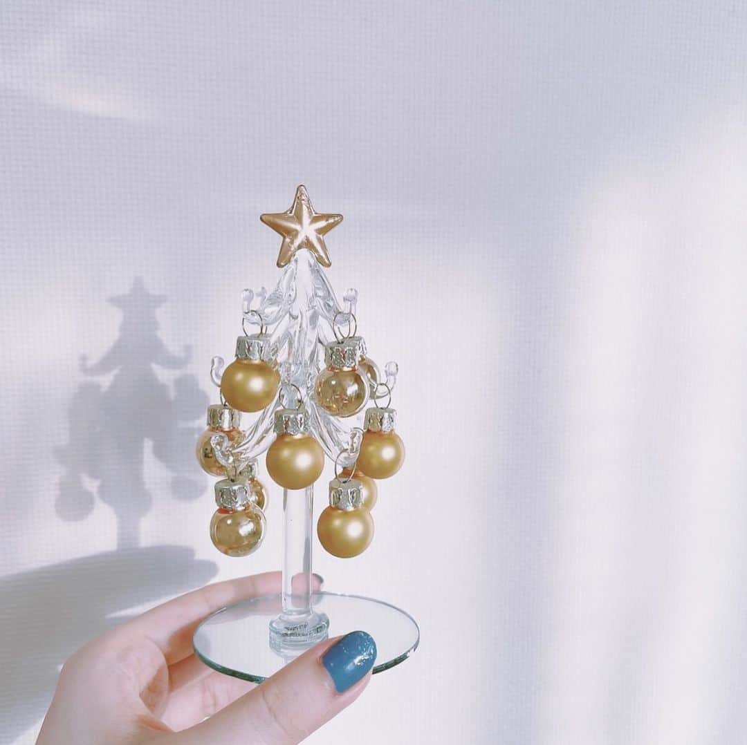 戸川栞那のインスタグラム：「クリスマスの小物が好き。🎄 片付けちゃうの寂しいな〜 また来年🐾  #クリスマスツリー #クリスマス雑貨 #クリスマスインテリア #インテリア雑貨 #クリスタルツリー #小物雑貨」