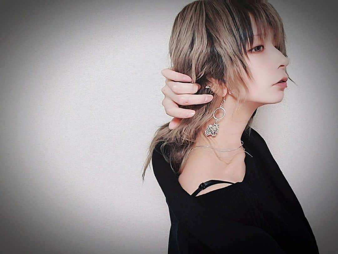 杉浦アヤカのインスタグラム：「いつもみんなありがとう。 来年も沢山好きな事して 皆をどきどきさせるね🐃🐂🐄   #来年もよろしく #2020年 #2021年#うなじ イメチェン #髪色 #メッシュ #セルフカラー #市販 #オシャレ #中性 #V系 #青文字系 #アクセサリー  #ピアス」