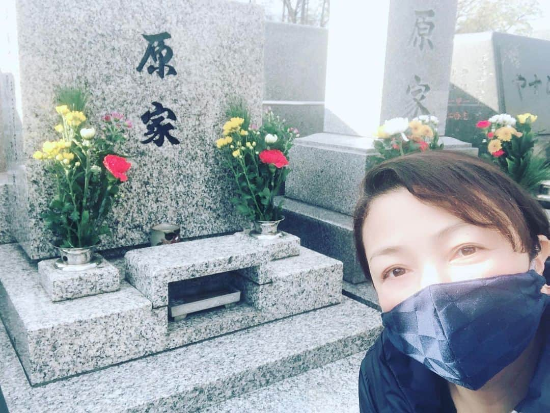 原日出子さんのインスタグラム写真 - (原日出子Instagram)「今日は 母と姉が眠っている お墓のお掃除とお参り。 大変な世の中だけど みんなを守ってね💖 さあ 今年も後一日と少し。 無事に 年が明けますように❣️  #お墓参り #年末 #また来るね」12月30日 16時28分 - hara_hideko