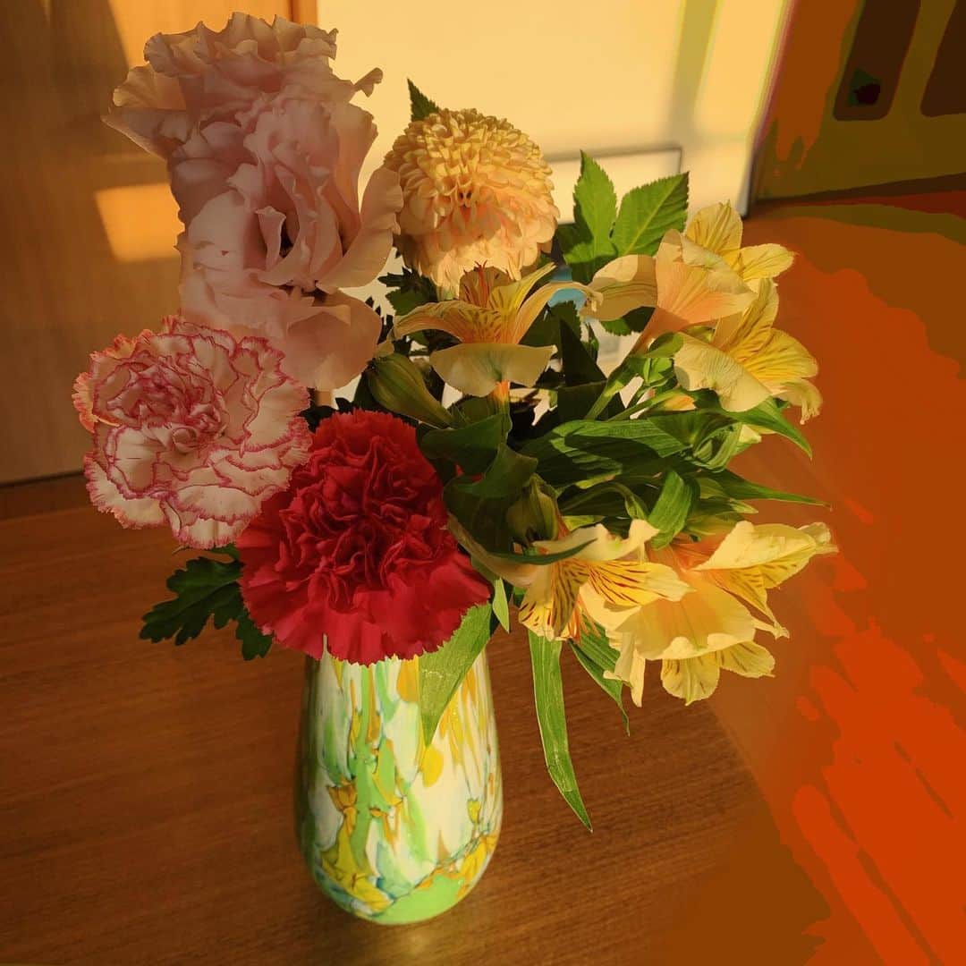 森なな子のインスタグラム：「ニューイヤーブーケだって💐 部屋が少し華やかになりました☺️ #お花 #flowers」