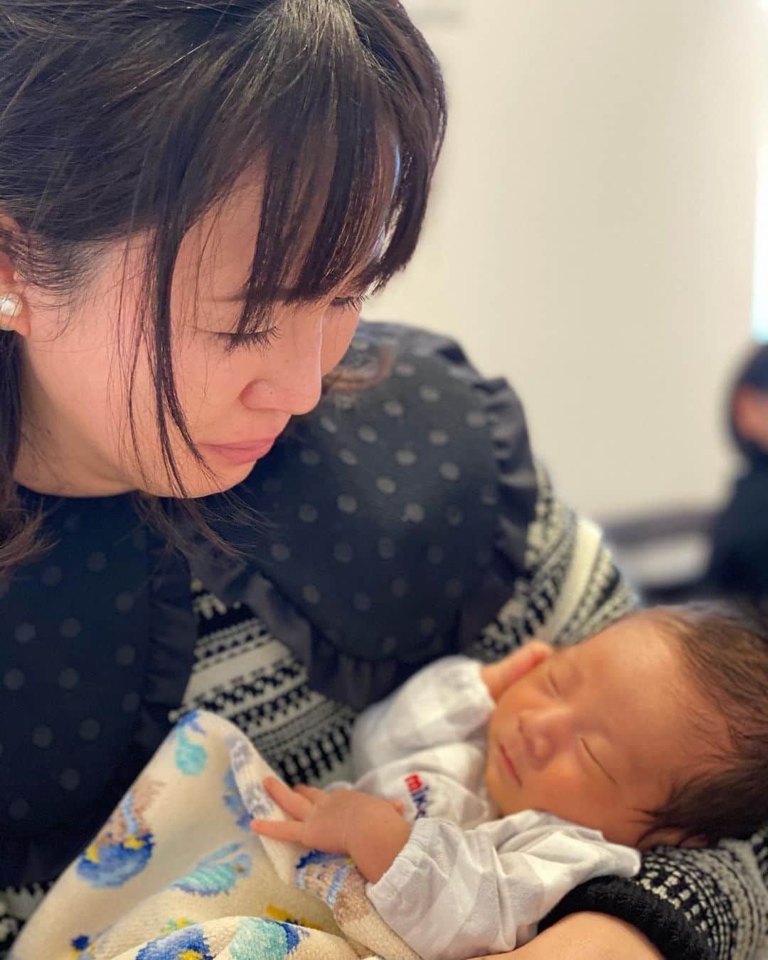森上亜希子のインスタグラム：「Auntie Shokoが会いに来てくれました‼️ 息子の顔を見て泣いてくれる祥ちゃん❤️  やっぱり、どう考えても私はあなたが大好きです‼️  #auntie #もはや #家族 #叔母 #幸せ者 #感謝 #ありがとう #テニス #tennis」