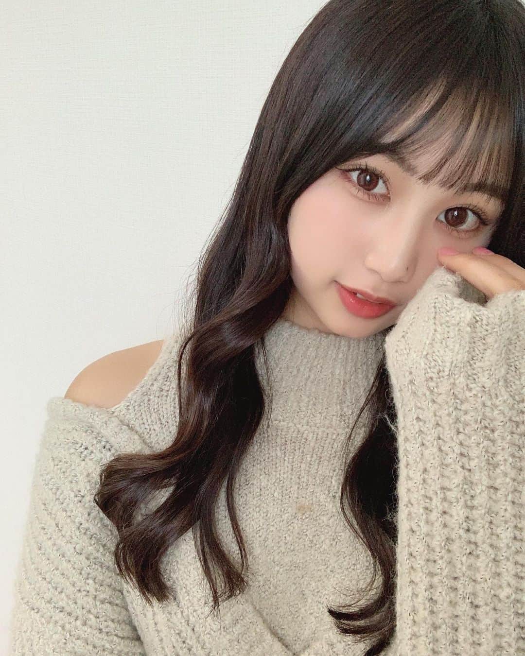 宮丸くるみのインスタグラム：「#cocodeal のニットかわいい( ¨̮ )  ・ ・ ・  #リリバリ #lilyofthevalley #アイドル #idol #jk #18歳 #高校生 #ぱっつん前髪 #シースルー前髪 #ロングヘア #巻き髪 #黒髪 #ニット #ニットコーデ」