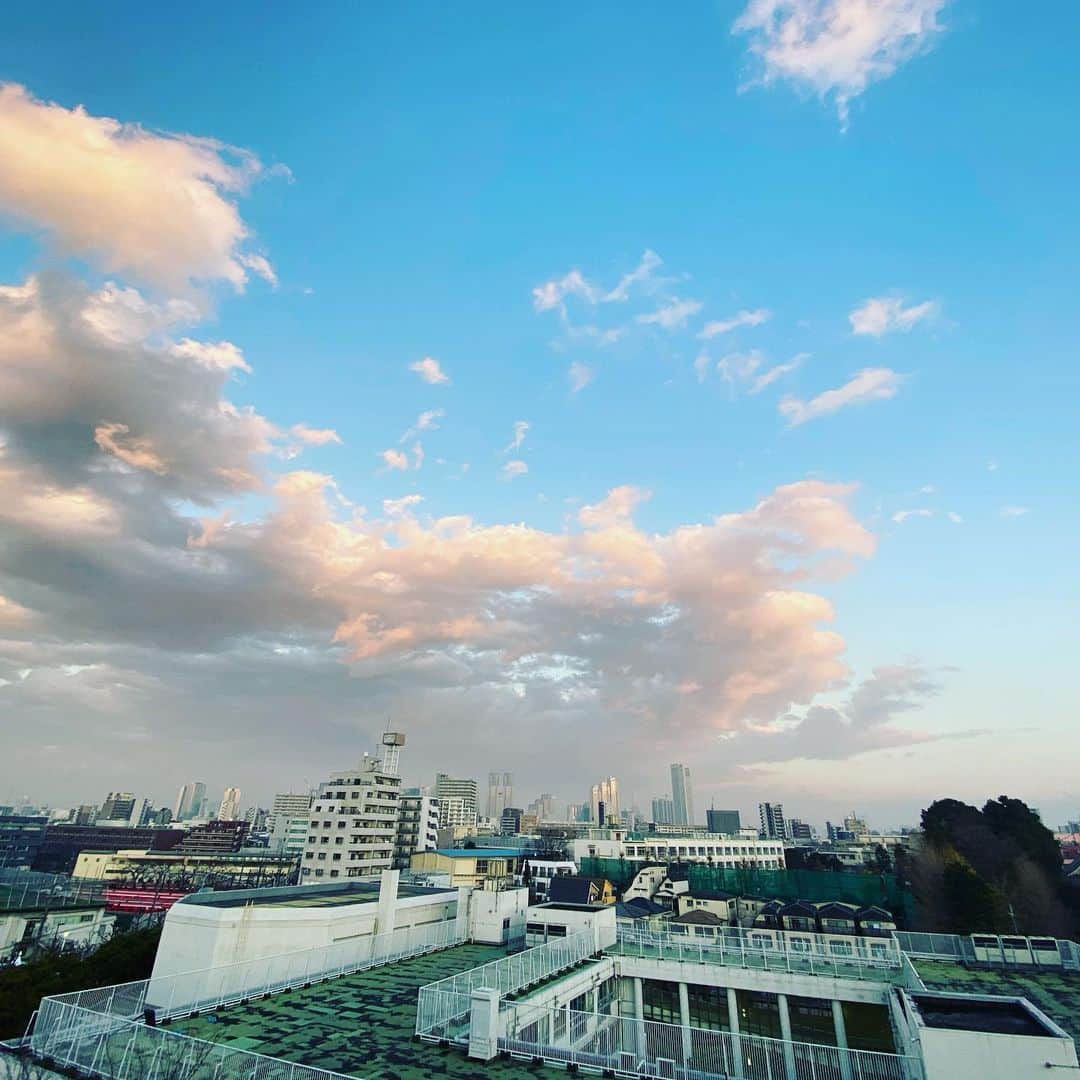山内圭哉のインスタグラム：「年の瀬は、ばたばたしますな。 ちょっと空とか見ましょか。 皆様が健やかで年を越せますよう。」