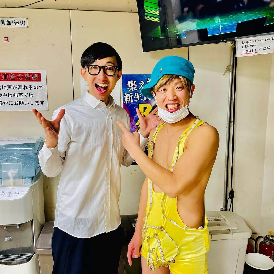 けんじるさんのインスタグラム写真 - (けんじるInstagram)「末の無限大ホール！  今年のM-1グランプリ準優勝の おいでやすこが の こがけんに会いました〜。  四十代の芸人に希望を与えた男でぇ〜す！  #けんじる ＃食い込MEN #無限大 #こがけん #おいでやすこが #M1グランプリ #吉本 #準優勝 #漫才」12月30日 16時37分 - kenjiru0318