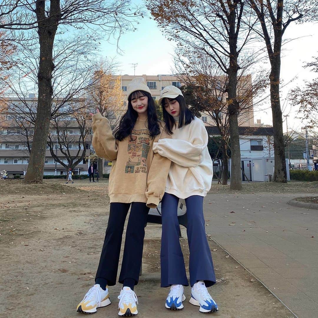 河崎みーなのインスタグラム：「お揃いの靴でリンクコーデ👟  厚底だから脚も長く見えるし歩きやすいし可愛い💛💙 たくさん履こーっと!!👟 @newbalancelifestyle   パンツは　@openclose_official だよ👖 . .」