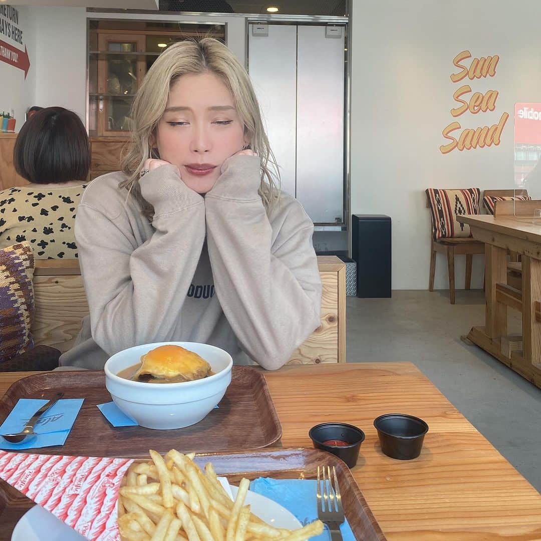 acaneのインスタグラム：「・ 年末最後に、 unelimitでお肌ケアしてきた！！ ハーブピーリングしたんやけど まっっっっじで肌柔らかくなって ごわつきなくなっとる！！！！😭✨  来月も行くんやけどたのしみ😚🔥 ゆずちゃんと仲良くなって嬉しかった〜🌈🥳  ゆずちゃんからオススメされた 美容液も毎日使う！効果楽しみだ🐶🔥  @unelimit_official  @unelimit_yuzu  #unelimit #渋谷 #宮益坂 #美肌サロン #カーボキシー #クリスティーナ #ハーブピーリング #美肌 #毛穴」