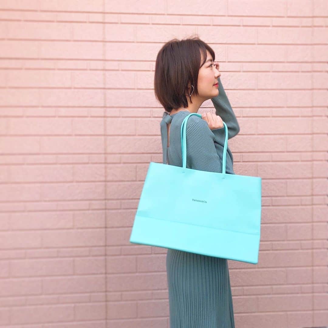 うえむらちかのインスタグラム：「年内最後の #coordinate 👜﻿ ﻿ #dress ☞ @mercuryduo_com  #bag ☞ @tiffanyandco  #accessory ☞ @tiffanyandco  ﻿ 1&2枚目と3枚目の違いが分かるかな？🛍﻿ 紙袋のようで紙袋に非ず…笑﻿ ﻿ これで紙袋をセカンドバッグに持つ必要がなくなった笑﻿ 重いものを詰めても紐が切れる心配もない！﻿ ﻿ 🛍に合わせて﻿ ワンピースの色も決めました👗﻿ ﻿ ティファニーブルーが素敵💕﻿ ﻿ ﻿ #Tiffany #TiffanyBlue﻿ #ティファニー #ティファニーブルー﻿ #ティファニーブルーコーディネート #ティファニーコーディネート﻿ #紙袋 #紙袋バッグ #高級紙袋 #mercuryduo #ワンピース﻿ #おしゃれさんと繋がりたい」