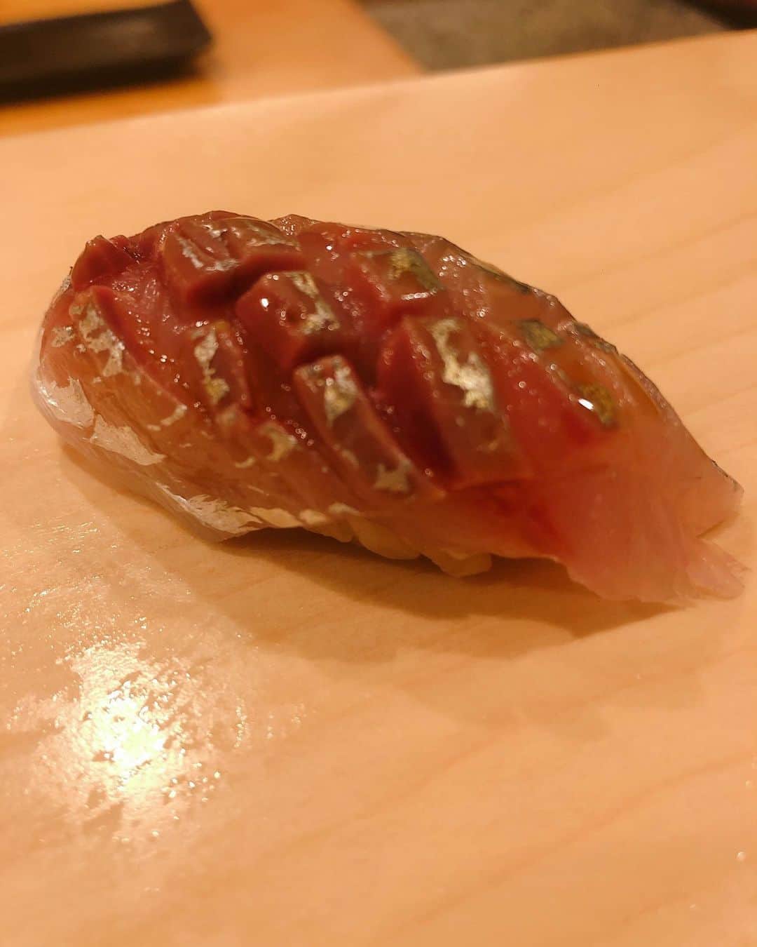 琥珀うたさんのインスタグラム写真 - (琥珀うたInstagram)「. . 久しぶりの暗い色。 からのお寿司ぃぃぃぃ🤤🤤🤤 美味しかった🤤 全部載せきれない…🥺 ご馳走様でした🤗 . . #newhair #newhaircolor #sushi #寿司 #後楽寿司やす秀」12月30日 16時55分 - uta0214khk