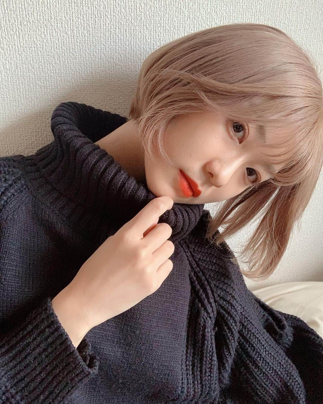 藤原万由子のインスタグラム：「. . 金髪になりました😚 . . 今年は世界的にも、個人的に私も目まぐるしく環境が変化する1年だったけど下半期からはとにかくやりたいこと全部我慢せずにやれることやろう！とこれまでの固定観念全てとっさらえた4ヶ月でした🙋‍♀️ . .」