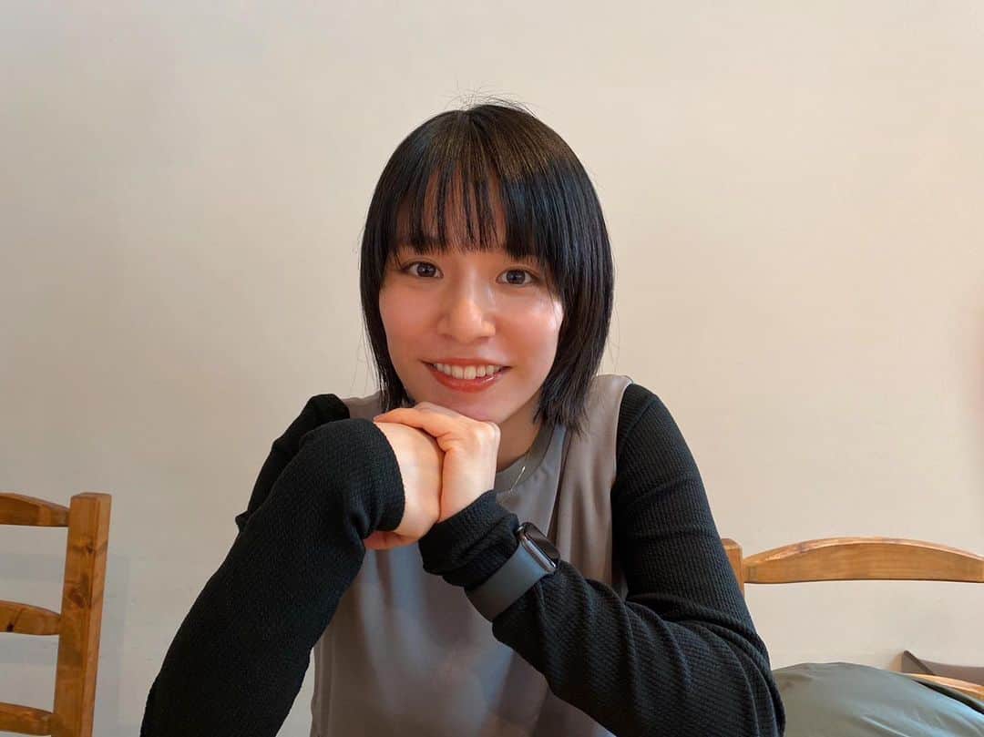 生越千晴のインスタグラム：「✂︎髪をバッサリ。「迷子の時間」中は付け毛だったので、東京帰ってきてから @edie.hair にて。きもちい！ そしてあっという間に年末。☃️ 本当に色んなことがあった2020年。きっとみんながみんな、そうですよね。そんなところに、コロナもあいまってしまったり、逆にあいまってしまったり。。  とにかく、大変でしたけど個人的にそのおかげで考えたこと知れたこと感じれたことは計り知れないです。 本当に頑張った〜2021年になろうが、色んな不安が消えるわけではないしまだまだ油断はできませんが、少しでも光が見えるように、大変な中にも幸せを感じれるように願います。 きっと辛いことも、大変なこともずっとは続かないよね。  今年出会い、関わってくださったたくさんの皆様、本当にお世話になりました！本当に感謝ばかりです。  また来年元気に会えますように！ どうか、良いお年を。」