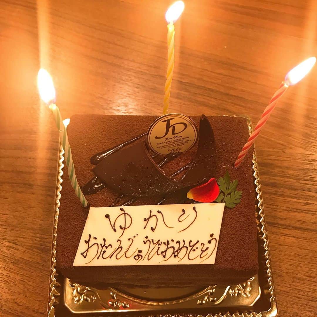 秋本ゆかりのインスタグラム：「2020.12.29 またひとつ歳を重ねました😆 年の瀬の誕生日で毎年大掃除やら買い出しやらでそれどころじゃなかったりしますが… 直接連絡くれた友達、SNSを通じてメッセージ下さった皆様、お忙しい中ありがとうございました😭  買い出し行って、歯医者行って🦷(なぜこの日にしたのか自分でも謎w) 夜は家族にケーキでお祝いしてもらって、平凡すぎる1日でした😳それでいいのだ！  今年は新型コロナに振り回され、気持ち的にも窮屈な1年になりましたが、来年はみんなが笑顔で安心して過ごせる1年でありますように、、  では皆さん、良いお年をお迎えください⭐️」