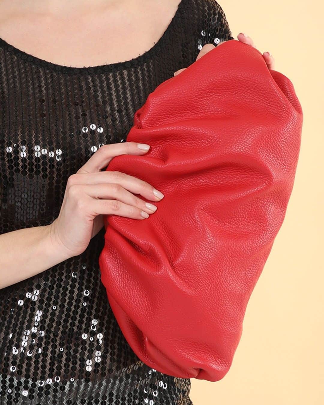 フォリフォリさんのインスタグラム写真 - (フォリフォリInstagram)「The new Show Girl pouch in flaming red is all you need to stand out this holiday season!  #follifollie #newseason #christmas #christmasseason #WishUponYourStar #aw2021 #inspiration #fashion #newcollection #style #gift #giftideas #gifts #clickaway」12月30日 17時00分 - follifollie