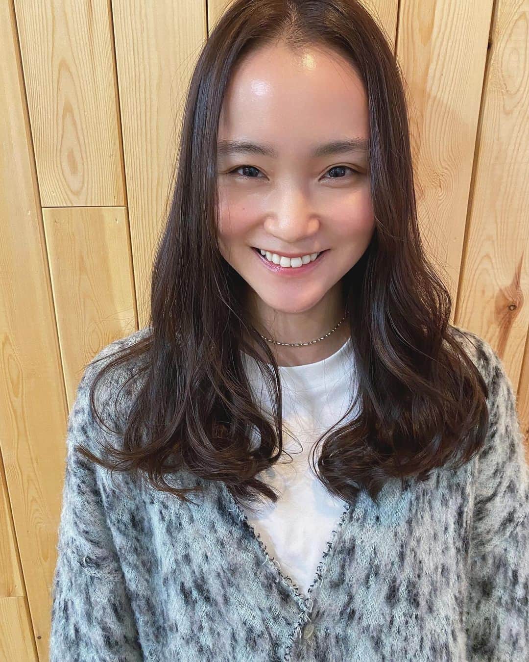 遠藤瞳のインスタグラム：「ヘアメンテナンスへ駆け込んだ日💇‍♀️ いつものナチュラルな地毛風なカラー✨ 暗めだけど重たく見えないようにしていただいてます🧏‍♀️ トリートメントとすこーしだけカットして整えてもらって、綺麗な髪で年を越せる幸せ🥰  まきさん、ガーランドの皆さん いつもありがとうございます♡  #instastyle #fashiondiary  #hairstyles #hairmake #hairlife #instahair #instabeauty #ヘアスタイル #ロングヘア #ヘアカラー #ヘアカット #トリートメント #ヘアケア」